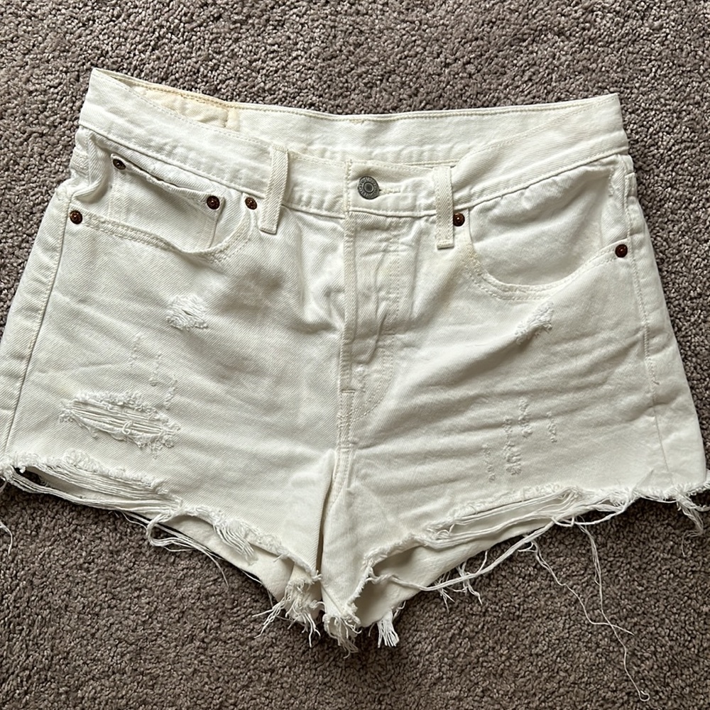 Levi Wedgie White Jean shorts